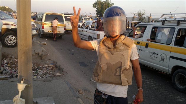 Mu ukazuje helmu a neprstelnou vestu, kter ukradl ze zkladny specilnch sil v Adenu (19. bezna 2015).