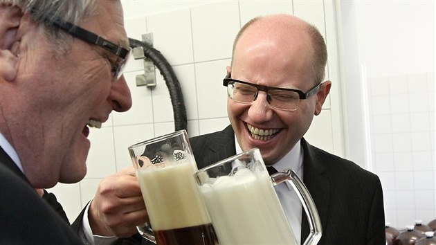 V Bystřici nad Pernštejnem se slavnostně otevřelo nové turistické centrum Eden, na snímku vpravo premiér Sobotka při ochutnávce piva (21. března 2015).