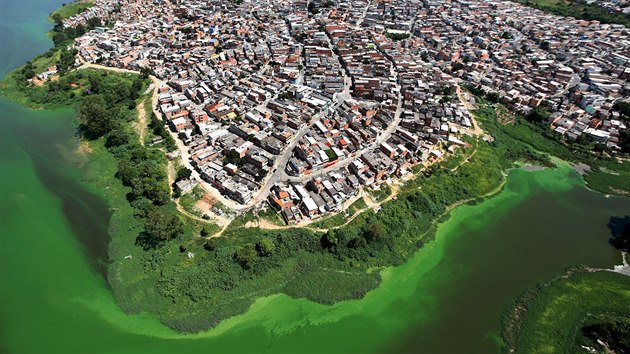 Letecká pohled na nelegálně vystavěný slum v Brazílii a okolní znečištěnou vodu (22. března 2015).