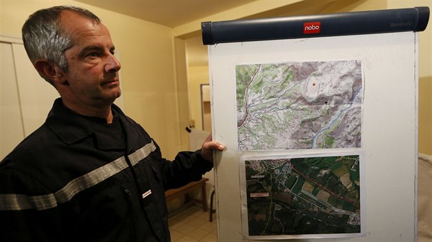 Francouzsk hasi ukazuje msto, kde se ztilo airbus Germanwings (24. bezna 2015).