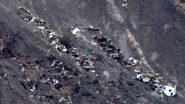 Snímek z televizního záběru, který zobrazuje trosky letounu Germanwings (24. března 2015).
