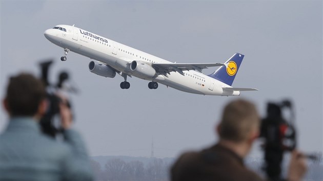 Z Düsseldorfu odletělo letadlo Lufthansy s příbuznými obětí letecké nehody ve francouzských Alpách (26. března 2015).
