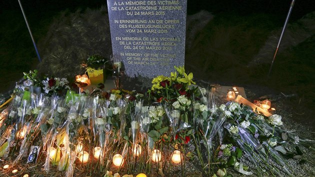Květiny a svíčky u památníku, kde je čtyřmi jazyky napsáno „ve vzpomínce za oběti letecké katastrofy z 24. března 2015“, ve vesnici Le Vernet (26. března 2015).