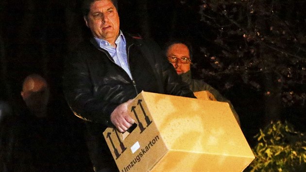 Němečtí vyšetřovatelé odnáší věci z düsseldorfského bytu kopilota Germanwings Andrease Lubitze (26. března 2015).