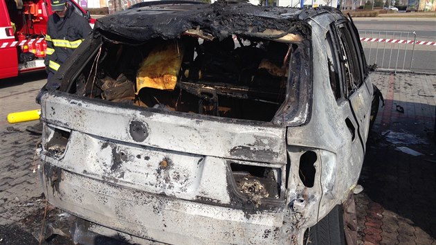 Vyšetřovatelé zkoumají auta, která hořela na parkovišti u obchodního centra v Letňanech (23.3.2015)