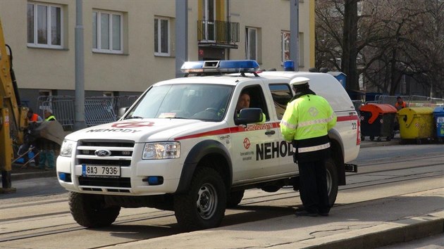 Nkladn auto strhlo na praskch Petinch trolej tramvajovho veden, ta s sebou vzala k zemi i pantograf jedn z tramvaj. Dopravu musely zajiovat nhradn autobusy (23.3.2015)