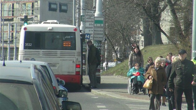 Nkladn auto strhlo na praskch Petinch trolej tramvajovho veden, ta s sebou vzala k zemi i pantograf jedn z tramvaj. Dopravu musely zajiovat nhradn autobusy (23.3.2015)