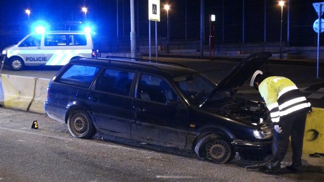 Řidič v pražských Modřanech narazil do betonových svodidel, z místa nehody odešel (23.3.2015)