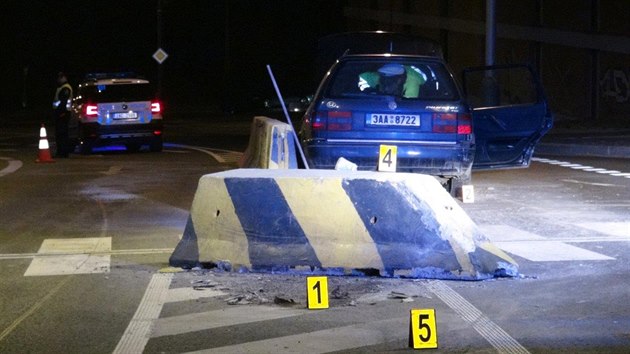 Řidič v pražských Modřanech narazil do betonových svodidel, z místa nehody odešel (23.3.2015)