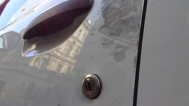Muž si v centru Prahy všiml zloděje, jak se mu dobývá do auta. Střelbou z plynové pistole do vzduchu ho vystrašil, pachatel z místa utekl(24.3.2015)