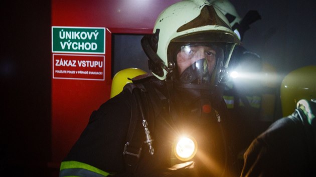 Několik hasičských jednotek nacvičovalo v obchodním centru Černý Most evakuaci zraněných lidí z kinosálu (24.3.2015)