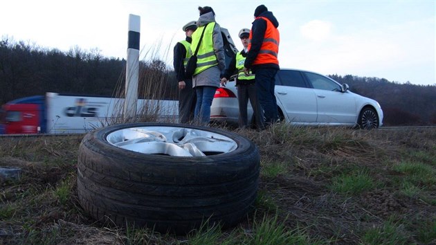 Mercedesu se za jzdy uvolnilo lev zadn kolo, trefilo eln sklo auta jedoucho v protismru (24.3.2015)