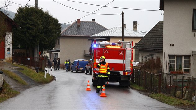 Vozidla zchran zablokovala st silnice.