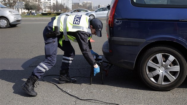 Policie kontroluje automobily ped vjezdem do Pae (23. bezna 2015)