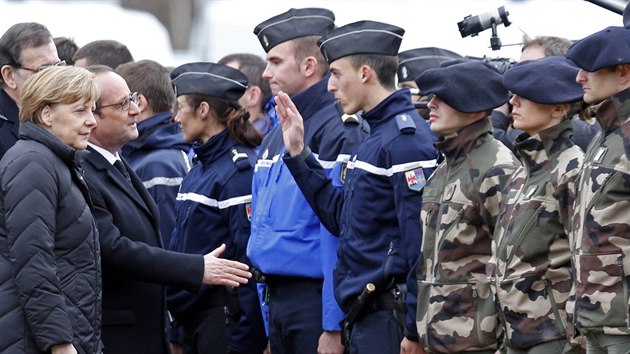 Francouzsk prezident Francoise Hollande spolu s nmeckou kanclkou Angelou Merkelovou mluv k vojkm, kte zasahovali na mst havrie airbusu (25. bezna 2015).