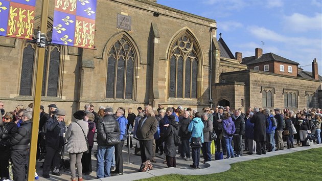 Ped katedrlou v Leicesteru se sely davy lid, aby si prohldly rakev s ostatky krle Richarda III (23. bezna 2015).