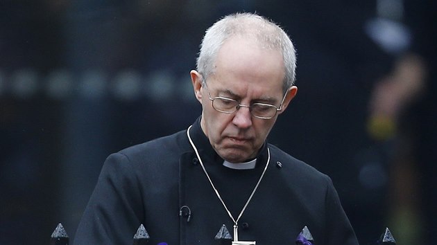 Arcibiskup cantebursk Justin Welby uvzal modlitebn stuhu na plot ped katedrlou v Leicesteru, kde byl znovu pohben krl Richard III. (26. bezna 2015).