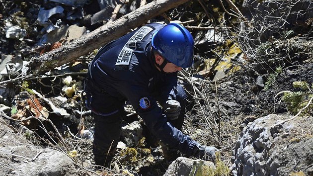Francouzt policist prohledvaj trosky letadla spolenosti Germanwings, kter havarovalo pobl vesnice Seyne-les-Alpes (26. bezna 2015).