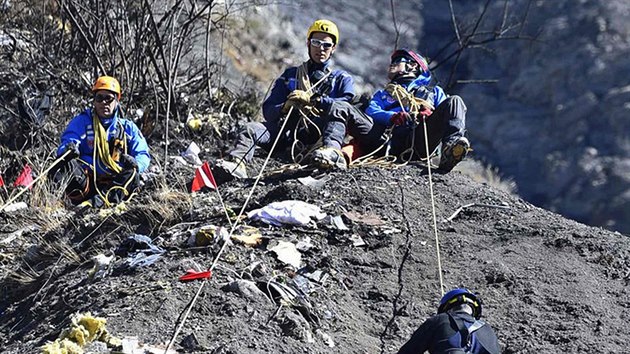 Francouzt policist prohledvaj trosky letadla spolenosti Germanwings, kter havarovalo pobl vesnice Seyne-les-Alpes (26. bezna 2015).