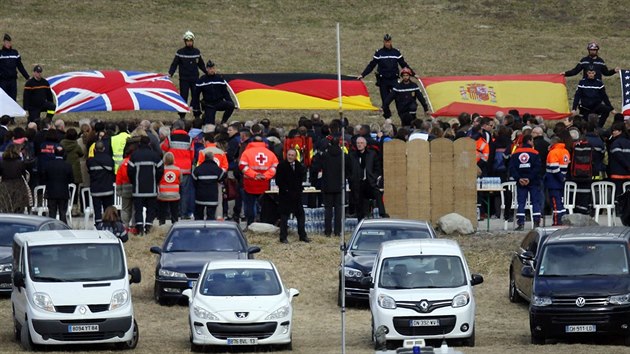 Pbuzn obt se sjeli do mal vesnice La Vernet, kde se zastnili vzpomnkovho obadu. Vlajky symbolizuj nrodnosti tch, kte zemeli po pdu letadla spolenosti Germanwings (26. bezna 2015).