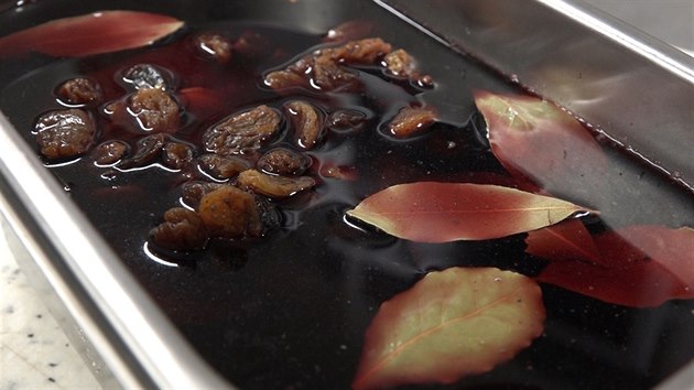 Hov�z� loupan� plec pono�en� v marin�d�