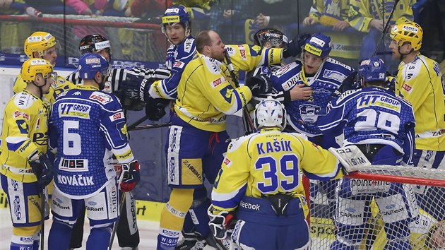 Bitka mezi zl�nsk�m Tom�em �i�kou a Tom�em Vondr��kem z Komety Brno.