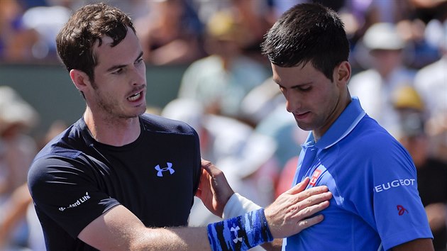 Vtz Novak Djokovi (vpravo) a Andy Murray po vzjemnm semifinle na turnaji v Indian Wells.