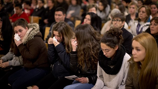 panlsk studentky z Llinars del Valls pl bhem me za jejich zesnul nmeck kamardy (24. bezna 2015).