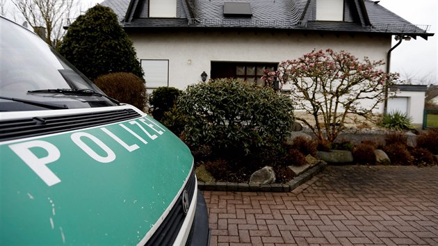 Policist dsseldorfskho bytu kopilota Andrease Lubitze prohledali tak dm jeho rodi v Montabauru ve spolkov zemi Porn-Falc (27. bezna 2015).