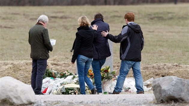 Pbuzn obt havrie airbusu Germanwings pili uctt pamtku svch nejblich k pamtnk, kter byl nedaleko msta havrie odhalen (28. bezna 2015).