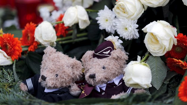 Mezi kvtiny poloen u sdla spolenosti Germanwings na letiti Koln/Bonn kdosi poloil plyov medvdky v uniformch personlu leteck spolenosti (28. bezna 2015).