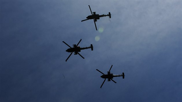 Konvoj americké armády během cesty „Dragoon Ride“ doprovázejí americké vrtulníky Apache.