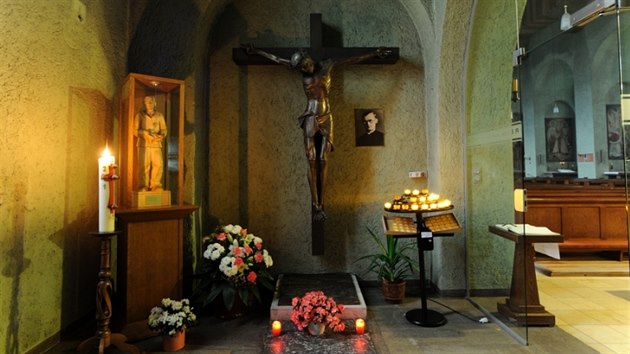 Urna s ostatky mučedníka se nachází v kapli řádového kostela mariannhillských misionářů ve Würzburgu.  Od 2. března roku 2008 sem přibyla i vyřezávaná socha Engelmara Unzeitiga, jako dar lásky a smíření od rodné obce a svitavské farnosti.