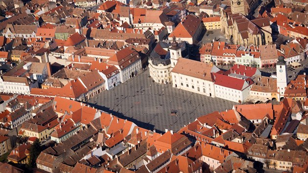 Hlavní náměstí města Sibiu, které bylo v roce 2007 společně s Luxemburgem vyhlášeno evropským hlavním městem kultury.