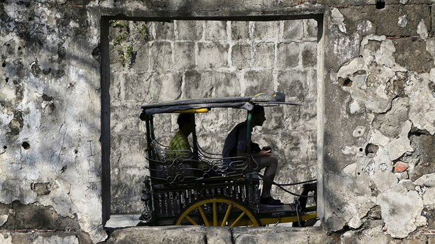 MANILSK RIKA. Turist jedou ve vozku zvanm Kalesa. Jedn se o tradin pepravu v Manile na Filipnch, kterou na ostrovy pivezli panlt koloniztoi. 