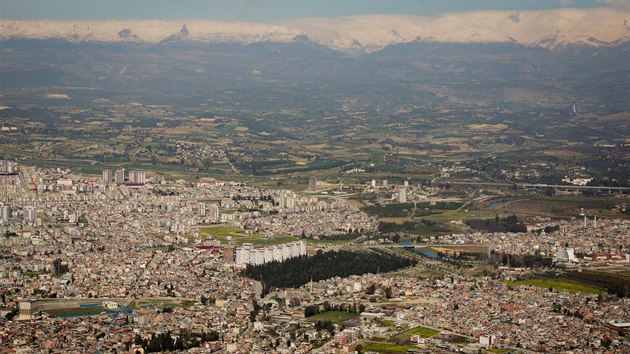 Historick msto Tarsus lec asi 15 minut letu zpadn od Adany. V pozad je poho Taurus tyc se a do ve kolem 3 500 m.