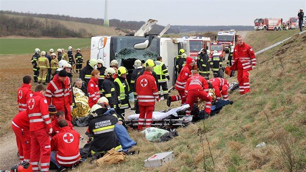Pi nehod autobusu s eskmi filharmoniky u Mistelbachu se zranilo estnct lid (22. bezna 2015)