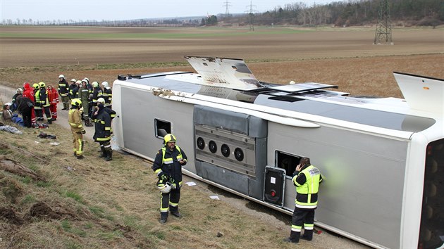 Pi nehod autobusu s eskmi filharmoniky u Mistelbachu se zranilo estnct lid (22. bezna 2015)