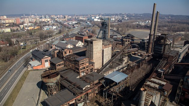 Pohled z vyhlídky nad vysokou pecí Dolní oblasti Vítkovice přes Důl Hlubina k centru Ostravy. (19. března 2015)