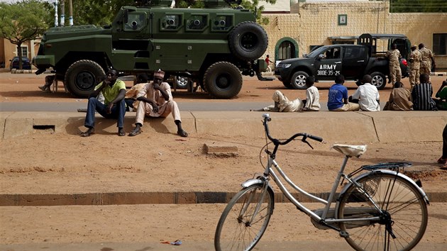 Obrněné vozidlo stojí před volební místností na začátku voleb v nigerském městě Daura. (28. března 2015)