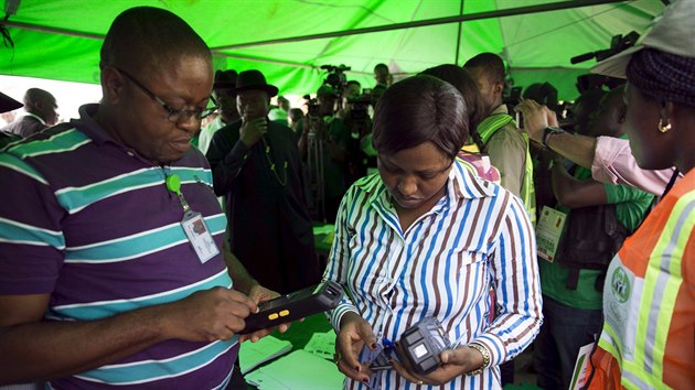 Volby v Nigrii provzej problmy s registrac voli. (28. bezna 2015)