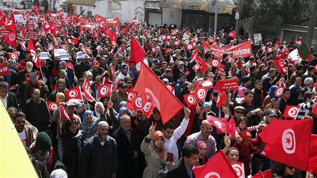 Tunisan mvaj vlajkami bhem pochodu proti terorismu. (29. bezna 2015)