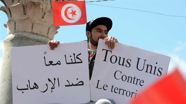 Vichni spolen proti terorismu, hls transparent astnka pochodu proti terorismu v Tunisu. (29. bezna 2015)
