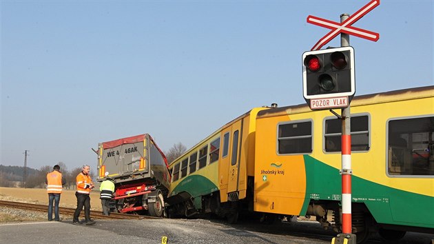 Kamion se na přejezdu u Obrataně srazil s osobním vlakem.