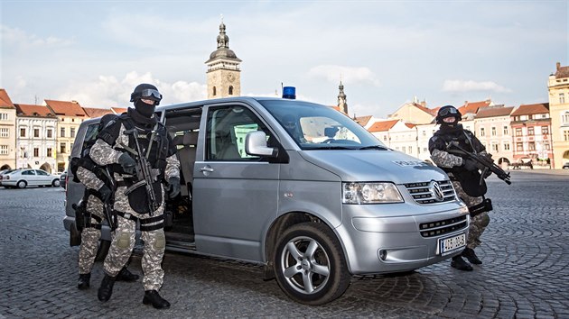 Ozbrojení policisté doprovázeli korunu z Karlštejna na budějovickou radnici.