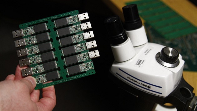 Hotové USB flashky Kingston, které jsou určeny pro testování kvality.