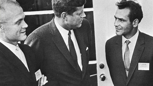 German Titov byl v USA příliš otevřený a kremelští cenzoři mu to ostře vytkli. Na snímku je vpravo při setkání s prezidentem Kennedym a svým kosmickým kolegou Johnem Glennem.