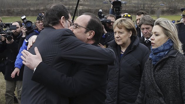 Francouzsk prezident Francois Hollande (uprosted), panlsk premir Mariano Rajoy (vpravo) a nmeck kanclka Angela Merkelov na mst tragdie aiurbusu ve francouzskch Alpch (25. bezna 2015).