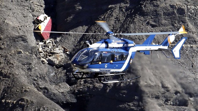 Francouzt vyetovatel shromauj materil z msta netst airbusu ve francouzskch Alpch (27. bezna 2015).