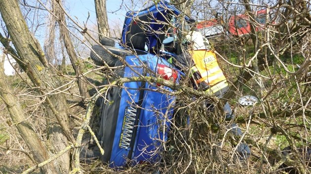 tyicetilet ofr skonil v Hruovanech nad Jeviovkou s VW Polo zaklnn mezi stromy (20. bezna 2015).